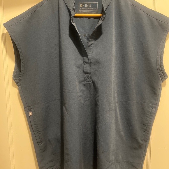 Figs L oversized scrub top lighly used small ink stain - Picture 1 of 2